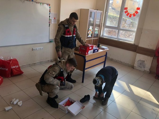 Jandarma 25 öğrencinin yüzünü güldürdü