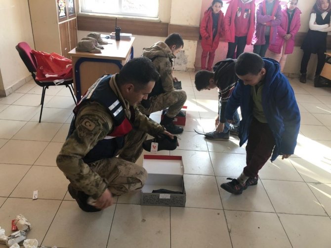 Jandarma 25 öğrencinin yüzünü güldürdü