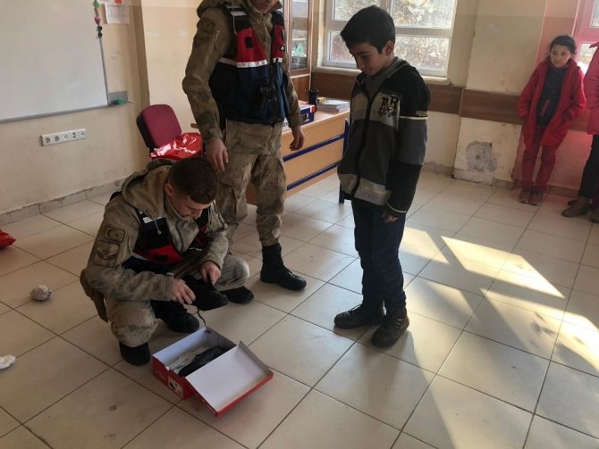 Jandarma 25 öğrencinin yüzünü güldürdü