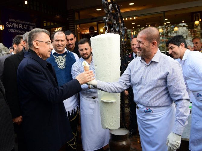 Kahramanmaraş'ta satırla Maraş dondurması kesti