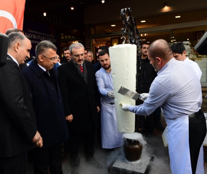 Kahramanmaraş'ta satırla Maraş dondurması kesti