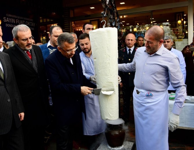 Kahramanmaraş'ta satırla Maraş dondurması kesti