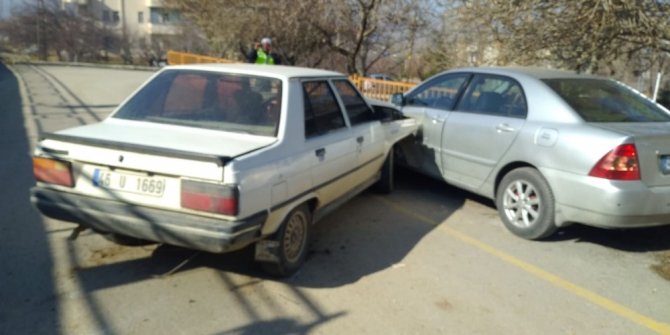 Üst geçitten uçup park halindeki araçlara çaptı