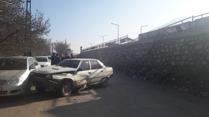 Üst geçitten uçup park halindeki araçlara çaptı
