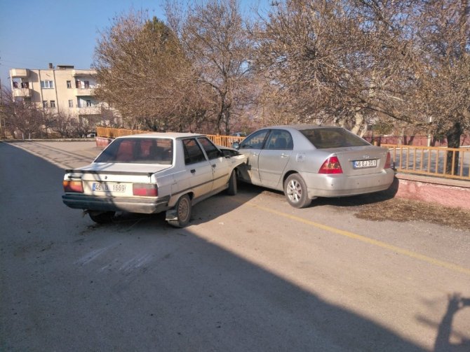 Üst geçitten uçup park halindeki araçlara çaptı