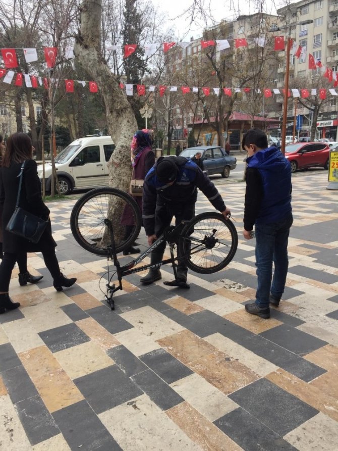Bisikletinin zinciri atan çocuğun yardımına parkomat görevlisi koştu