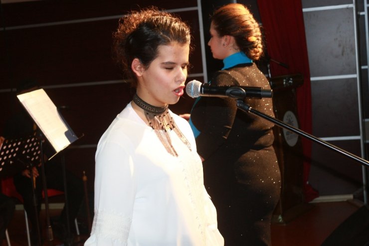 Görme engelli kızın konserde söylediği türkü herkesi adeta büyüledi