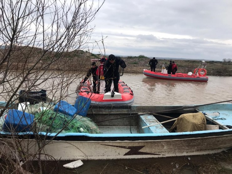 Kayıp balıkçının teknesine ulaşıldı