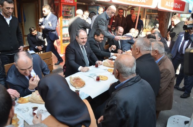 Bakan Varank esnaf ve vatandaşı dinledi
