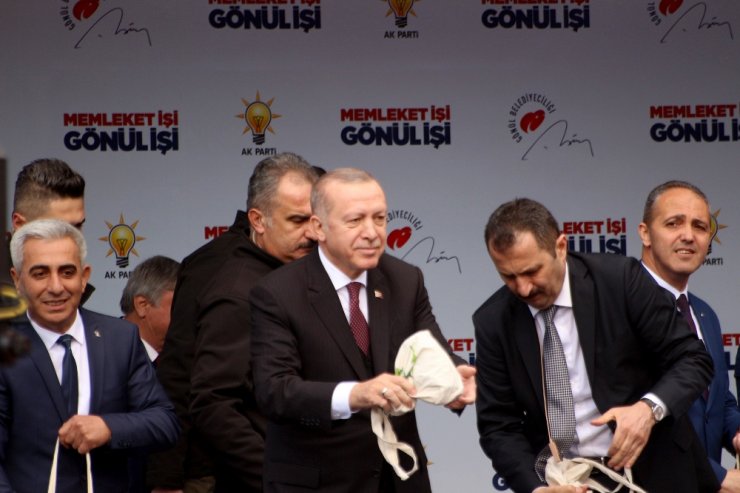 Parti amblemlerini saklayarak birlikteliklerini saklayamazlar