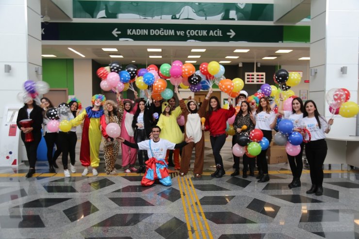 Tedavi gören çocuklara moral oluyorlar