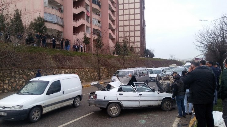 Park halindeki araç bir anda hareket etti başka bir aracın üzerine düştü