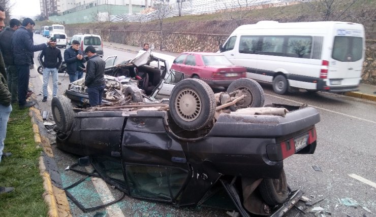 Park halindeki araç bir anda hareket etti başka bir aracın üzerine düştü