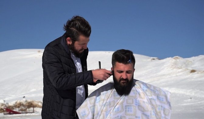 Karıl dağın başında yaptığını görenleri şaşırttı