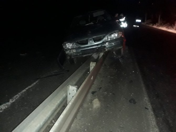 Kahramanmaraş'ta kontrolden çıkan otomobil refüje çarptı