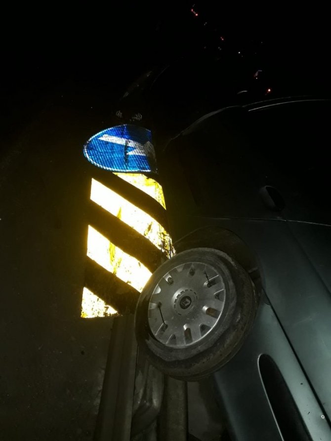 Kahramanmaraş'ta kontrolden çıkan otomobil refüje çarptı