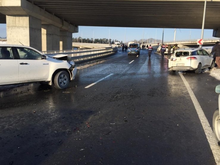 Buzlanan yolda servis devrildi! 9 yaralı var