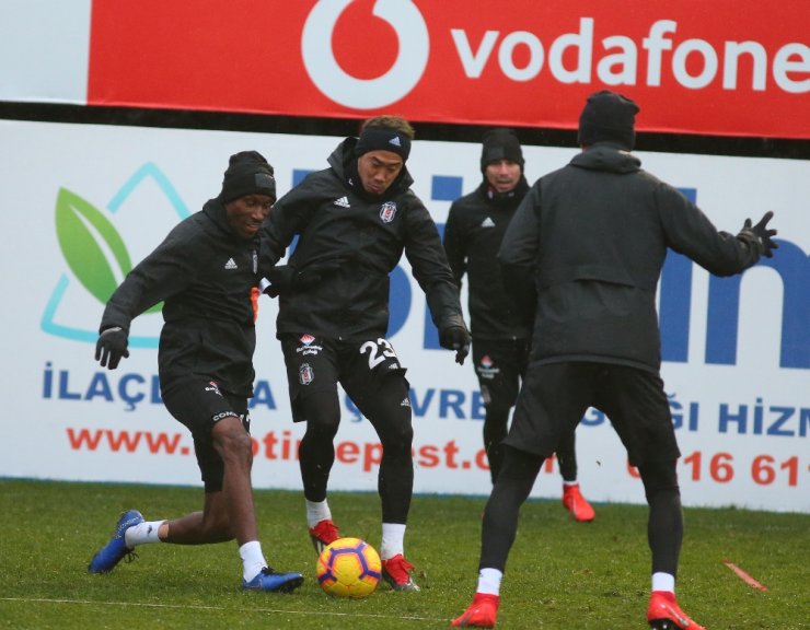 Beşiktaş, karla karışık yağmur altında çalıştı