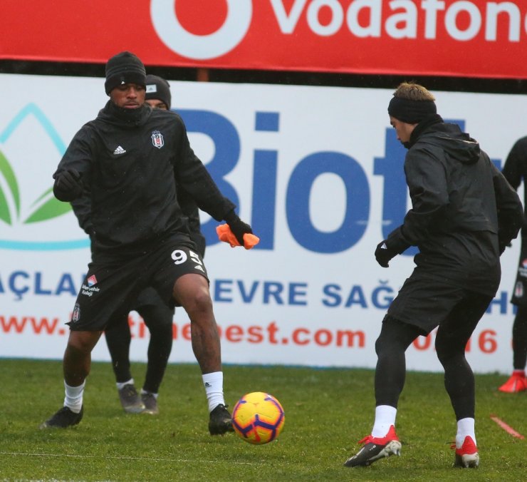 Beşiktaş, karla karışık yağmur altında çalıştı