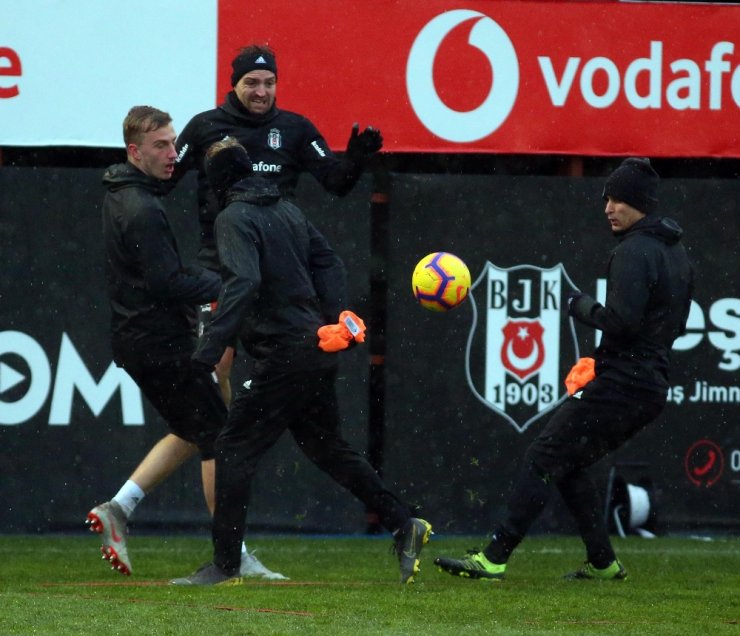 Beşiktaş, karla karışık yağmur altında çalıştı
