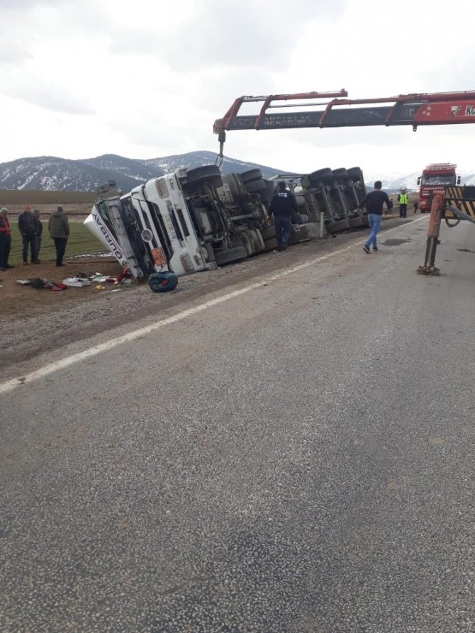 Direksiyon hakimiyetini kaybeden sürücü tankeri devirdi