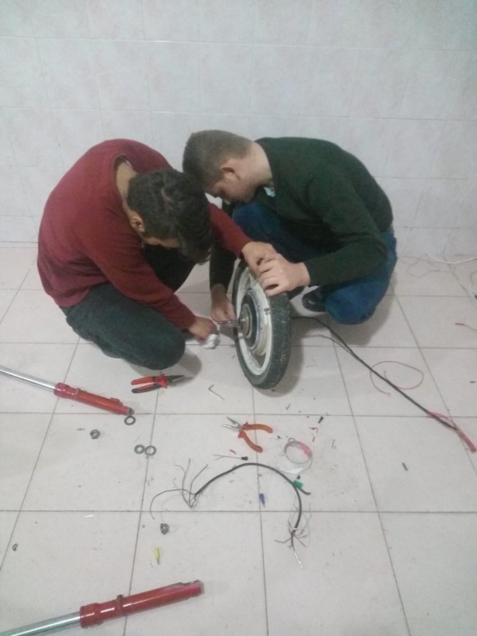 Elektrik enerjisi ile çalışan tekerlekli sandalye aparatı üretti