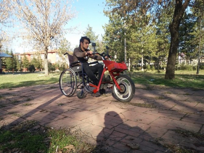 Elektrik enerjisi ile çalışan tekerlekli sandalye aparatı üretti