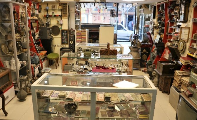 35 yıl önce ütü ile başladığı antika tutkusu işi oldu