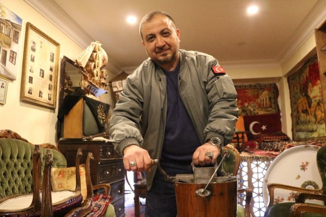 35 yıl önce ütü ile başladığı antika tutkusu işi oldu