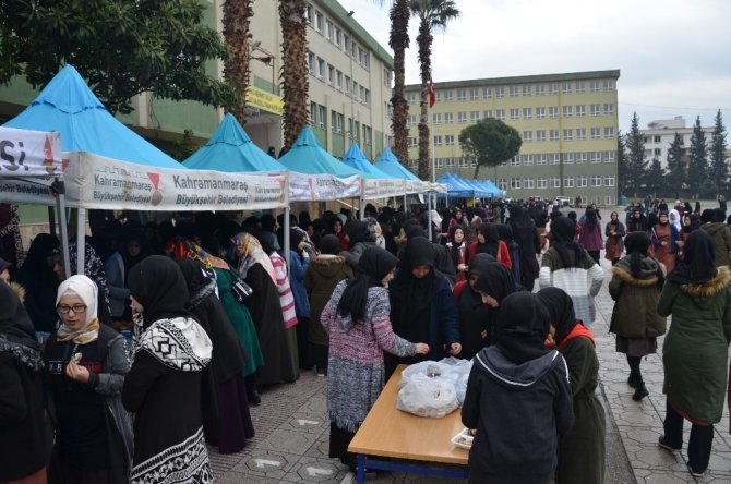 Kız İmam Hatip Lisesi Yemen için kermes düzenledi