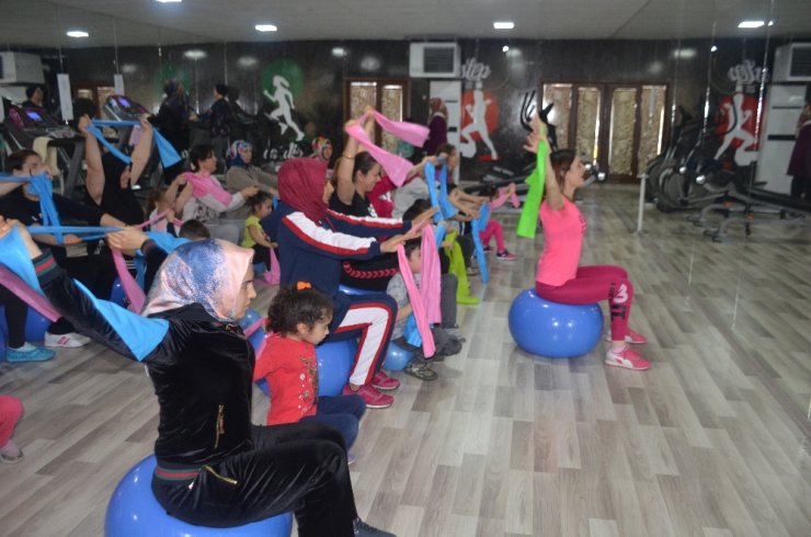 Çocuklar okula anneler spora