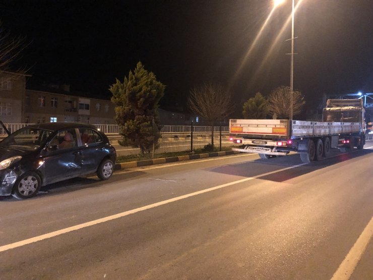Hatalı sollama yapan tır otomobile çarptı