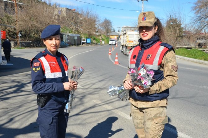Jandarma kadın sürücü ve yolculara karanfil dağıttı
