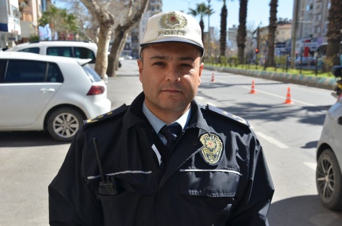 Polisler bu kez karanfil dağıttı