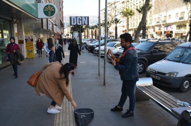 Kahramanmaraş'ta Sokak müziği yaparak harçlığını çıkarıyor