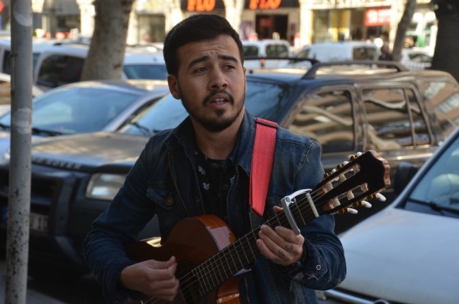 Kahramanmaraş'ta Sokak müziği yaparak harçlığını çıkarıyor
