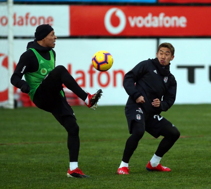 Beşiktaş, yağmur çamur demeden çalışıyor