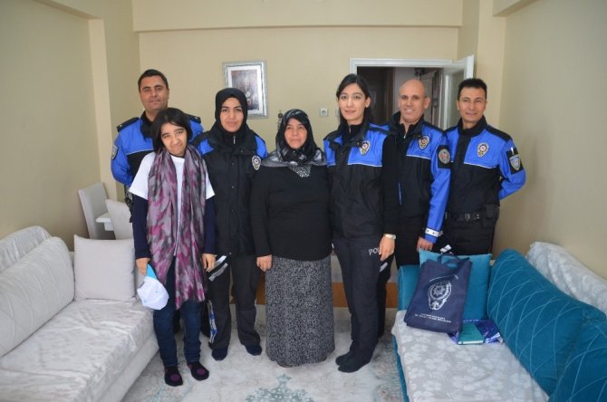 Engelli Merve'ye polisler sürpriz yaptılar