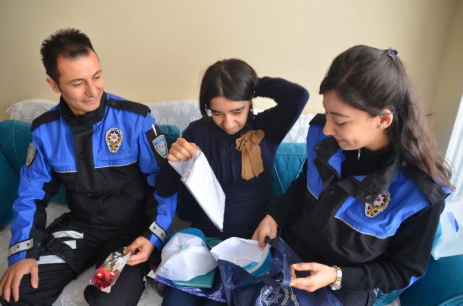 Engelli Merve'ye polisler sürpriz yaptılar