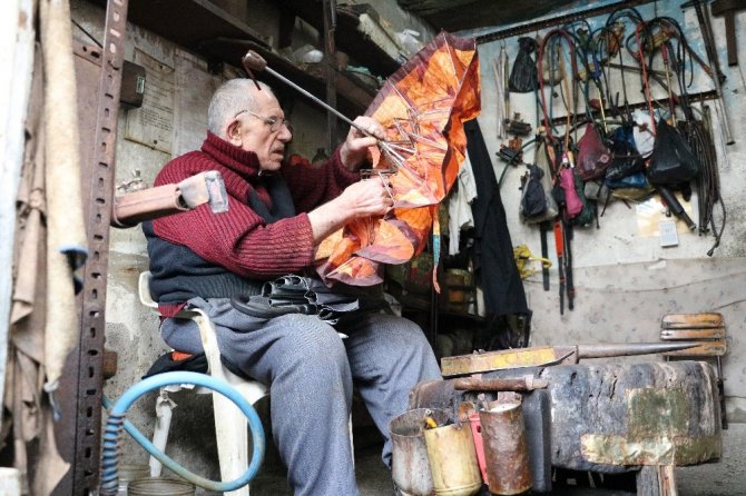Mesleğinin son tamircisi 70 yıldır bu işi yapıyor