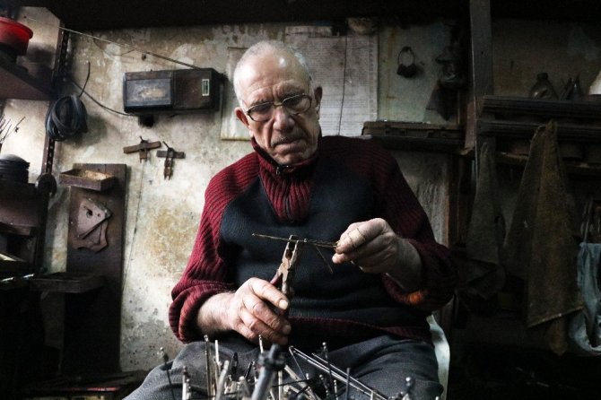 Mesleğinin son tamircisi 70 yıldır bu işi yapıyor