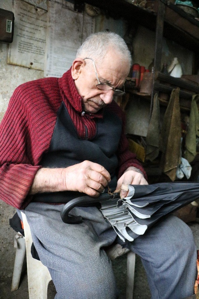 Mesleğinin son tamircisi 70 yıldır bu işi yapıyor