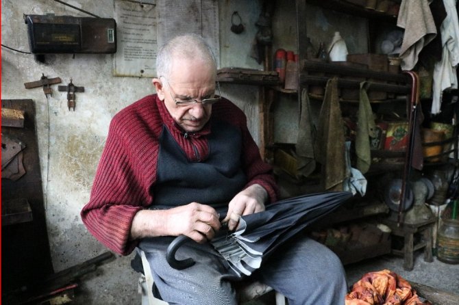 Mesleğinin son tamircisi 70 yıldır bu işi yapıyor