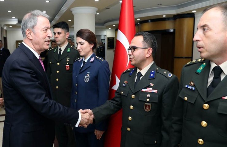 Bakan Akar emekli ve muvazzaf subaylarla bir araya geldi