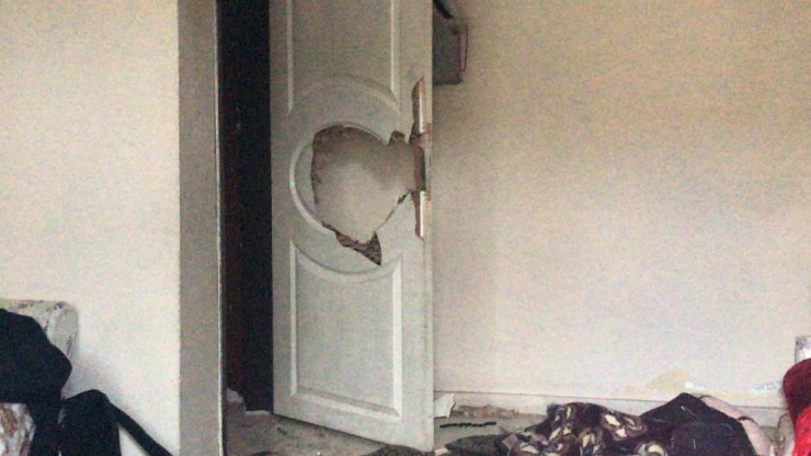 Çocuklarının kapısını kitledi, karısını öldürdü