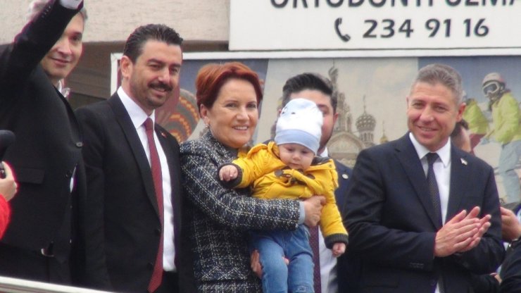 Akşener Manisa’da vatandaşlarla bir araya geldi