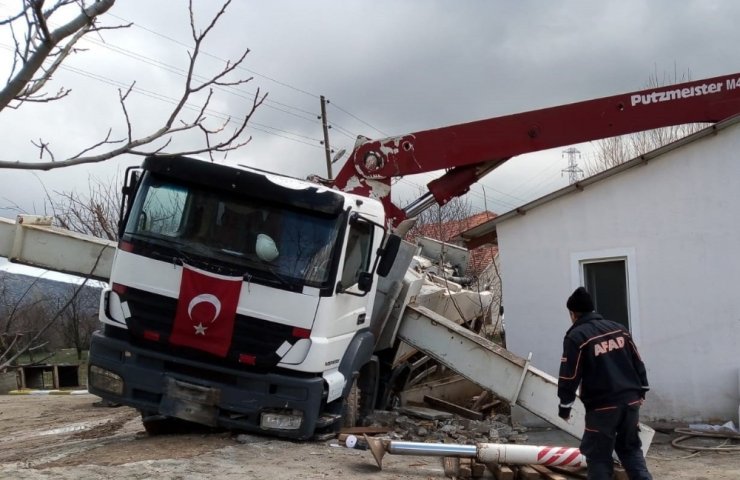 Beton mikserinin altında can verdi