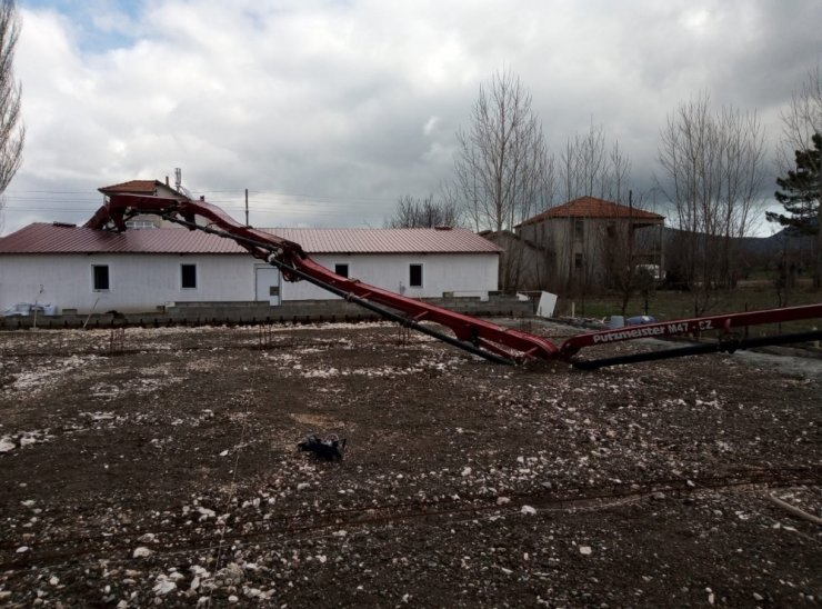 Beton mikserinin altında can verdi