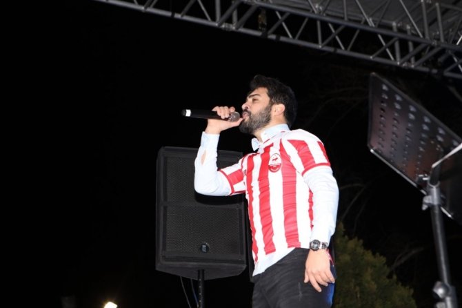 Yusuf Güney Kahramanmaraş’ta hayranlarıyla buluştu