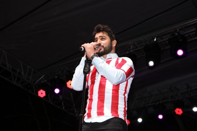 Yusuf Güney Kahramanmaraş’ta hayranlarıyla buluştu